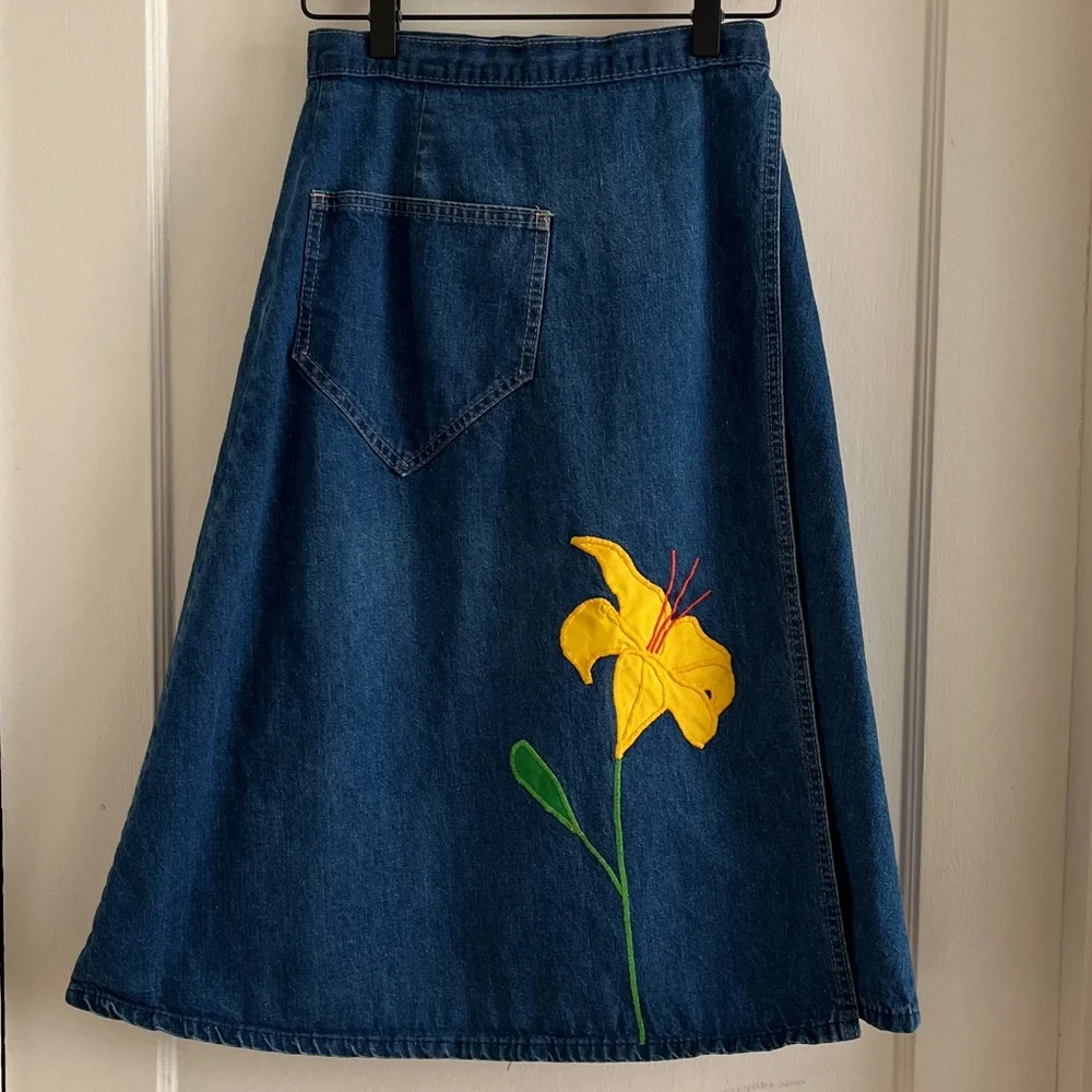 1970s Daylily Embroidered Wrap Waist Denim Blue Jeans Adjustable A-Line Skirt Sm - Picture 3 of 15